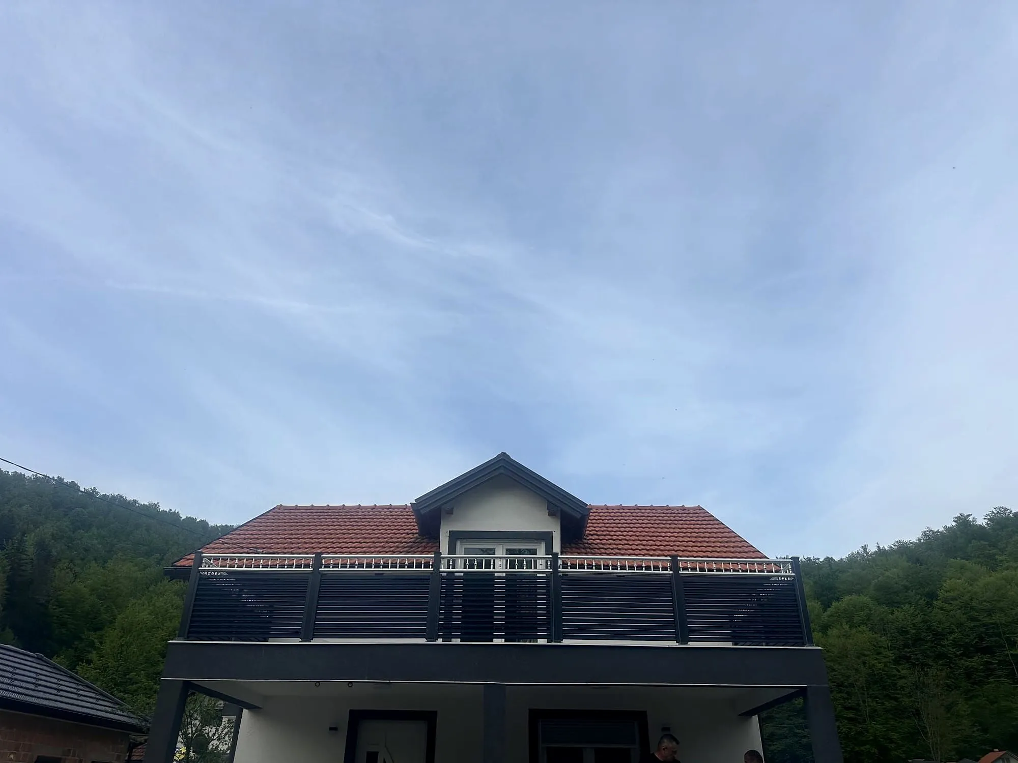 Antracitna aluminijasta balkonska ograja na družinski hiši