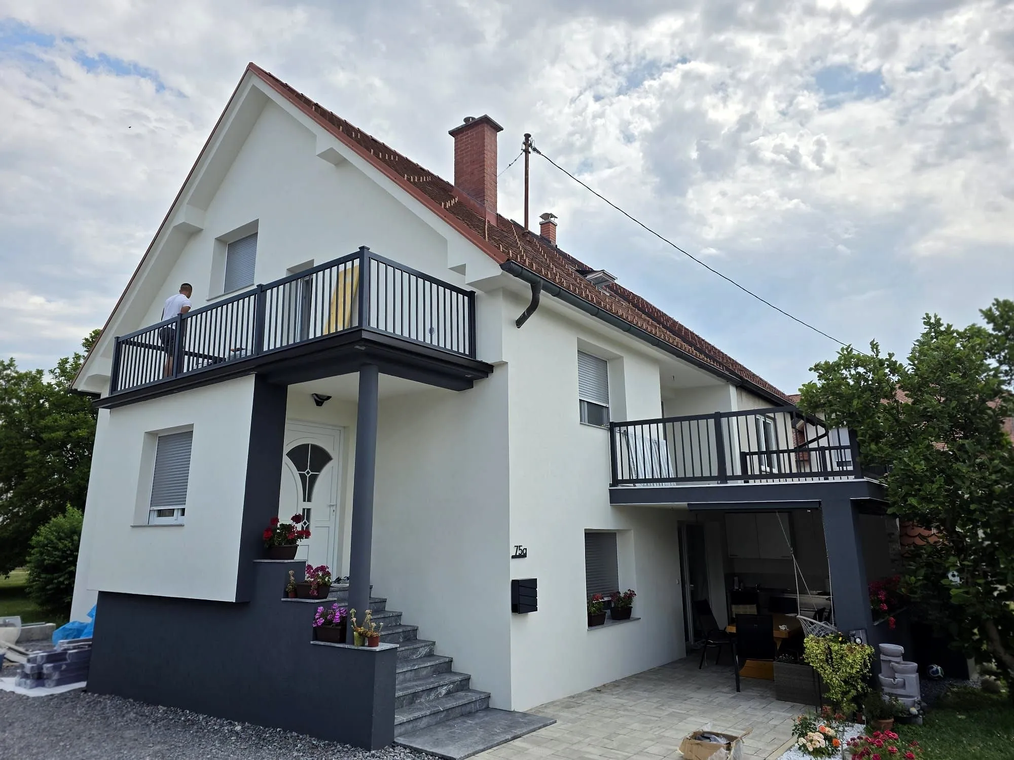 Enodružinska hiša z aluminijasto balkonsko ograjo