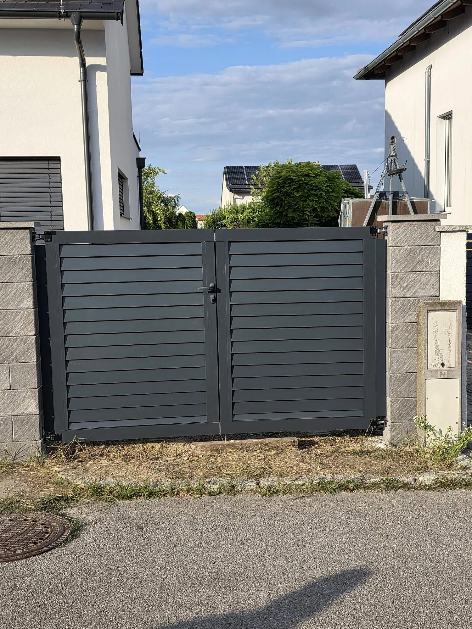Zweiflügeliges Einfahrtstor aus Aluminium in Anthrazit