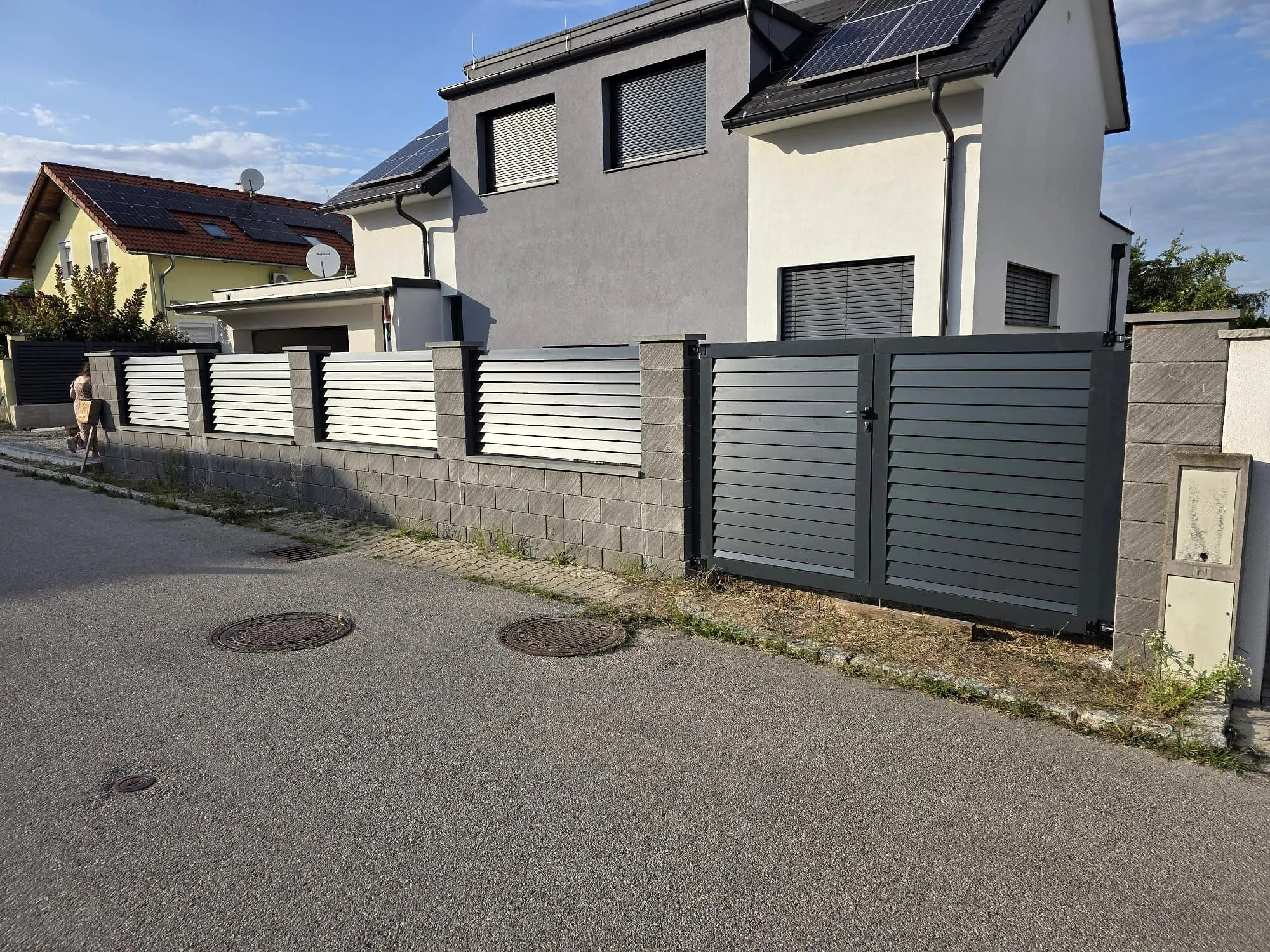 Einfahrtstor und Lamellenzaun aus Aluminium