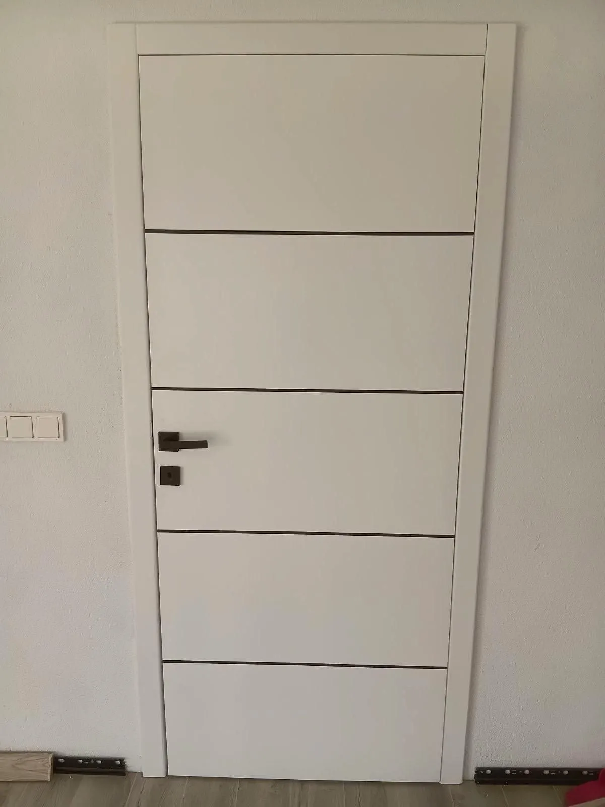 Bela notranja vrata z vodoravnimi linijami