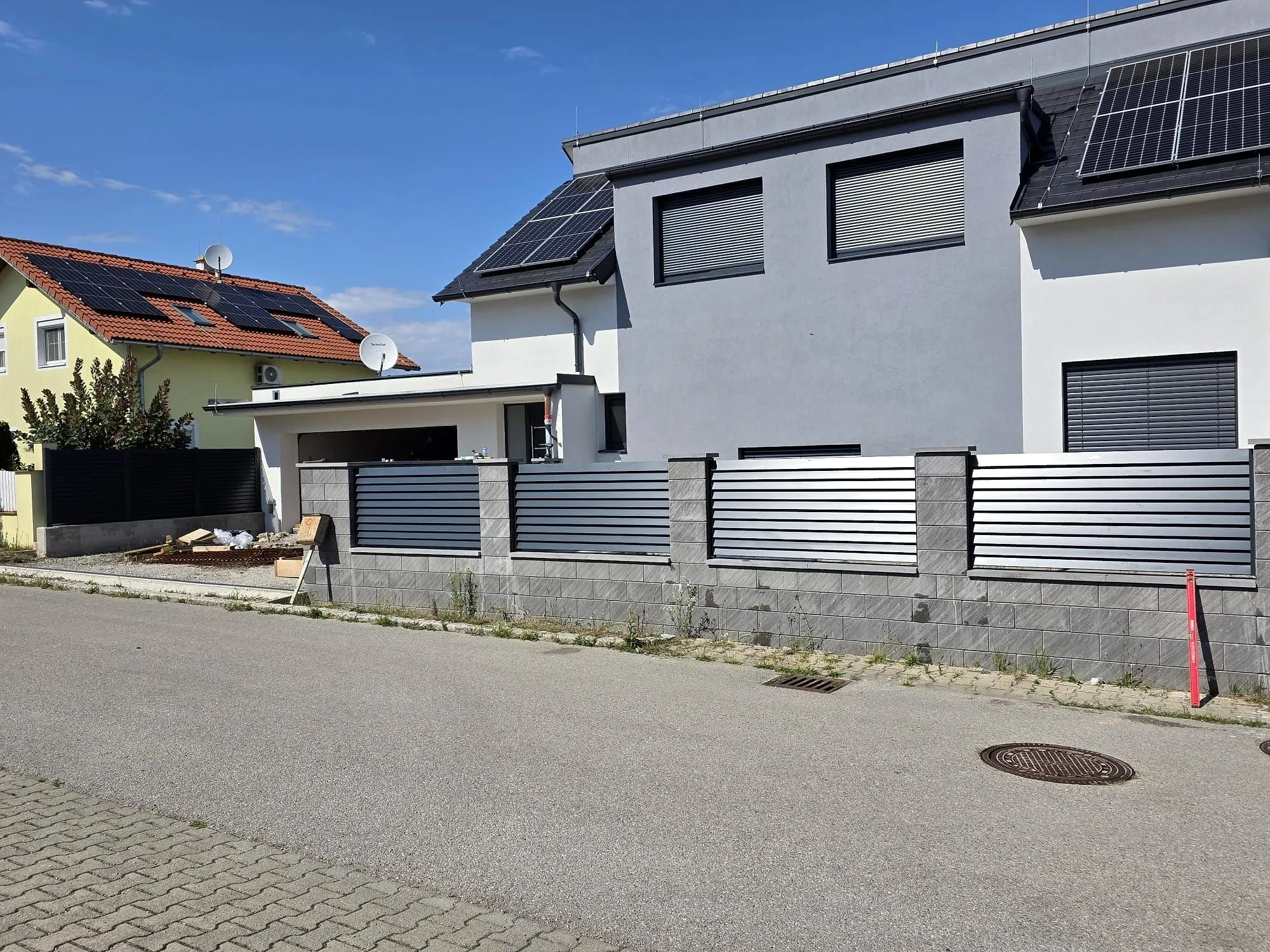 Alu-Lamellenzaun auf Betonsockel an der Straße