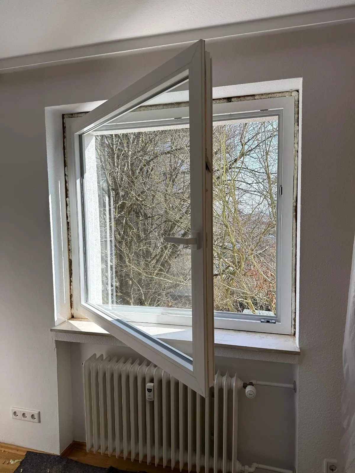 Odprto PVC okno po vgradnji