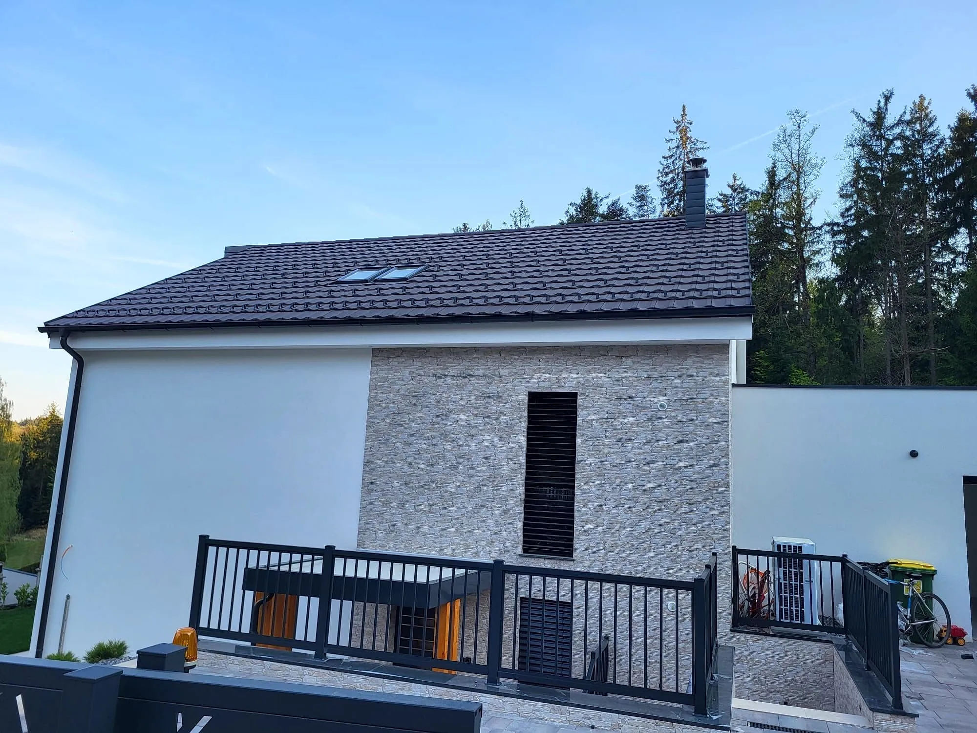 Stopniščna in balkonska ograja iz aluminija pri hiši s kamnito fasado