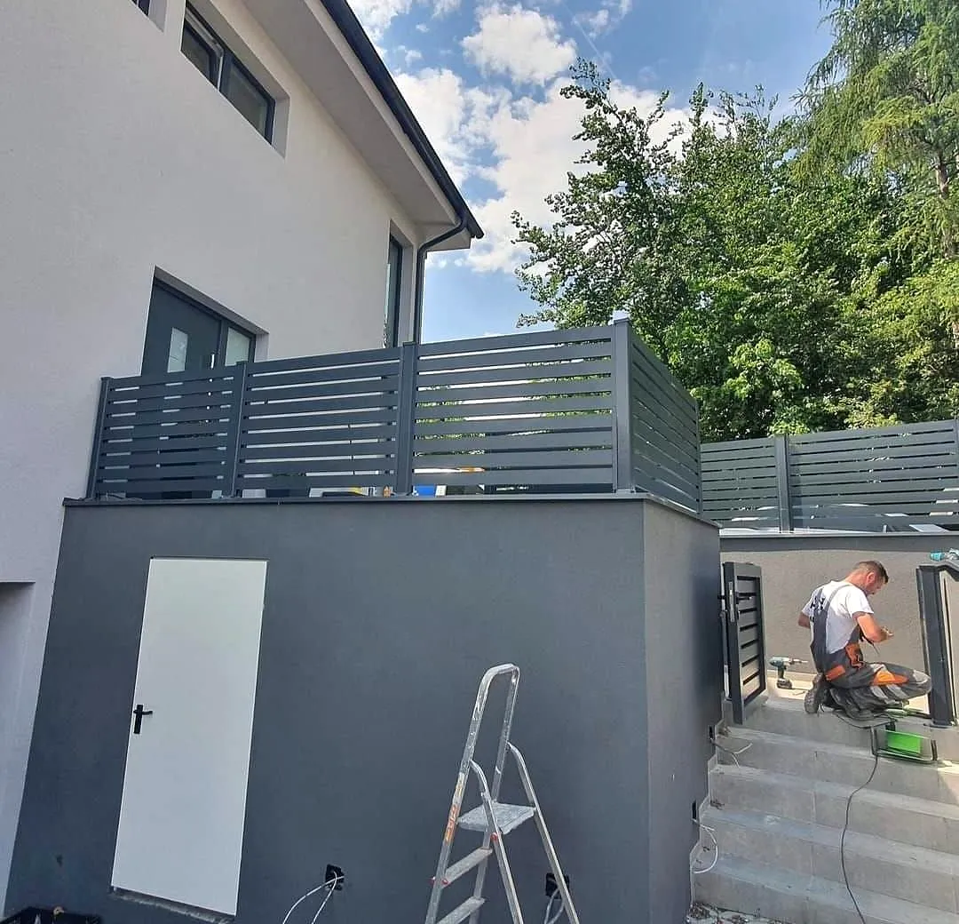 Montage eines Lamellengeländers auf einer Terrasse über der Garage