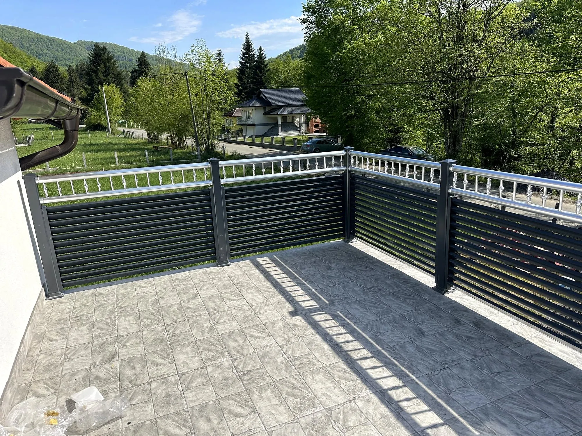 Terasna ograja iz aluminija na tlakovani terasi
